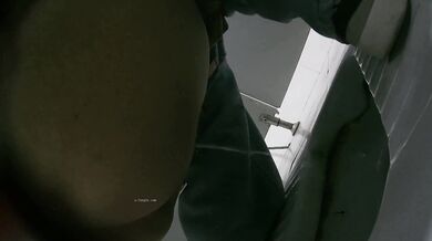 四月最新流出厕拍大神❤️潜入商场隔板女厕后拍大屁股美女有几个妹子❤️颜值不错 (5)